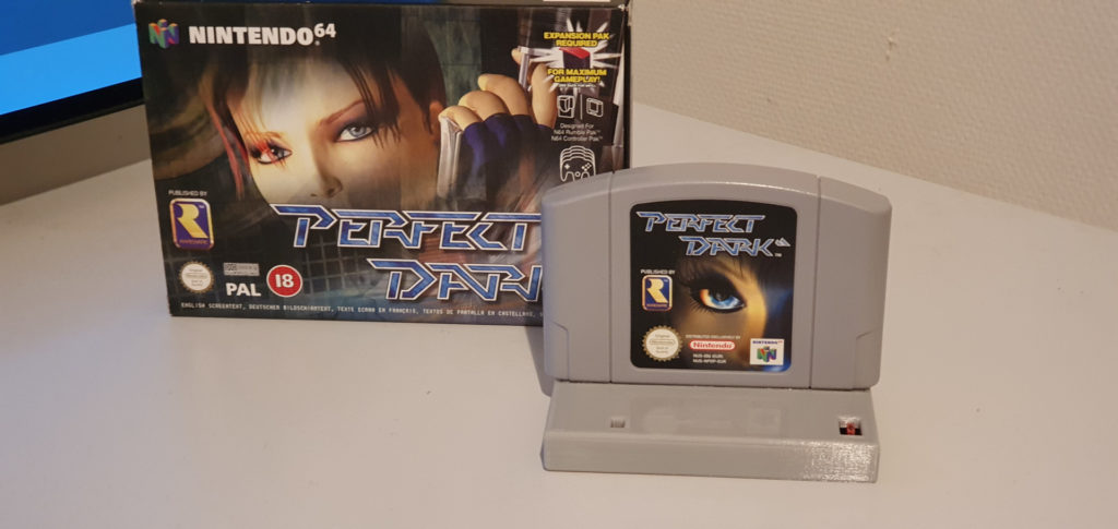 Cartuccia di Perfect Dark inserita in RetroArch Open Hardware