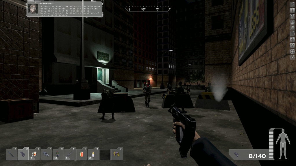 JC Denton protagonista di Deus Ex Remastered in primo piano con il nuovo sistema di shooting e controlli moderni su Nintendo Switch, PlayStation, Xbox