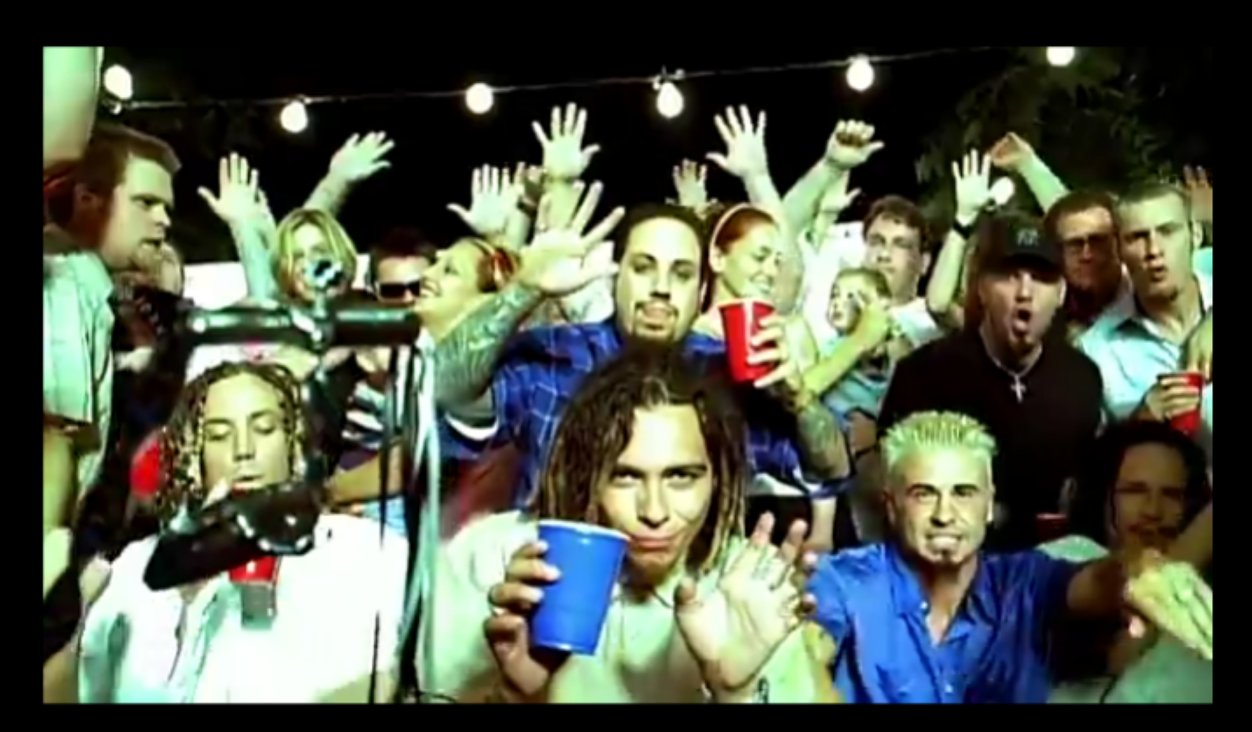 Schermata finale del videoclip finale dei korn got the life dove c'è tutta la scena nu metal